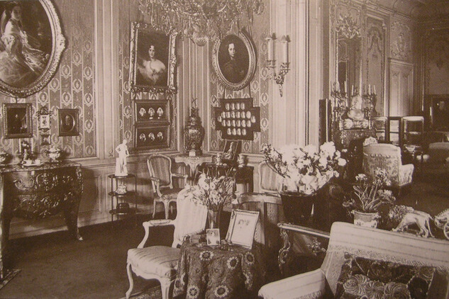 https://upload.wikimedia.org/wikipedia/commons/e/e6/Palais_Metternich-Sandor_Salon.JPG