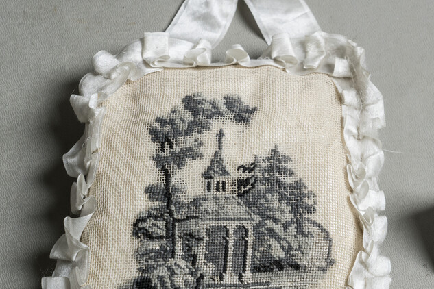 Jehelníček, vyšívaný polštářek s nápisem Clementina Metternich, PY02029, MF Plasy.