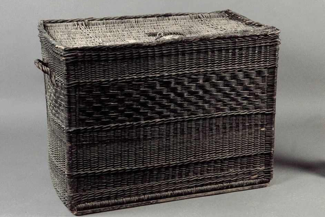 Prádelní ukládací a transportní koš, přelom 19. a 20. století, vrbové proutí barvené, Národní památkový ústav, územní památková správa v Českých Budějovicích, Mobiliární fond klášter Plasy, inv. č. PY 1782.