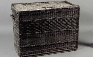 Prádelní ukládací a transportní koš, přelom 19. a 20. století, vrbové proutí barvené, NPÚ, ÚPS v Českých Budějovicích, Mobiliární fond kláštera Plasy, inv. č. PY 1782.