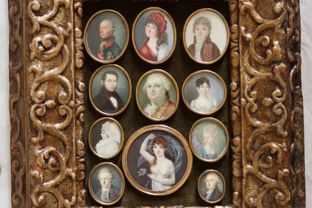  Zarámované tablo s portrétními miniaturami, miniatury 1780-1850, Národní památkový ústav, územní památková správa v Českých Budějovicích, Mobiliární fond klášter Plasy, inv. č. PY 1792. 