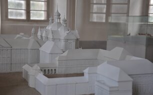 Model kláštera v Plasích v ideální podobě podle Santiniho projektu. Sbírka Západočeské galerie v Plzni. Zdroj fotografie: Klášter Plasy.
