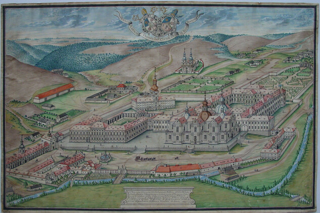 Obr. 2: Kolorovaná kresba s pohledem na klášter od severozápadu dochovaná ve sbírkách Muzea a galerie v Mariánské Týnici, inv. č. 17691. Převzato z knihy: STECKEROVÁ, Andrea a VÁCHA, Štěpán (ed.). Vznešenost & zbožnost: barokní umění na Plzeňsku a v západních Čechách. Lomnice nad Popelkou: Matěj Bárta, Studio JB, 2015. ISBN 978-80-86512-56-3, s. 319.