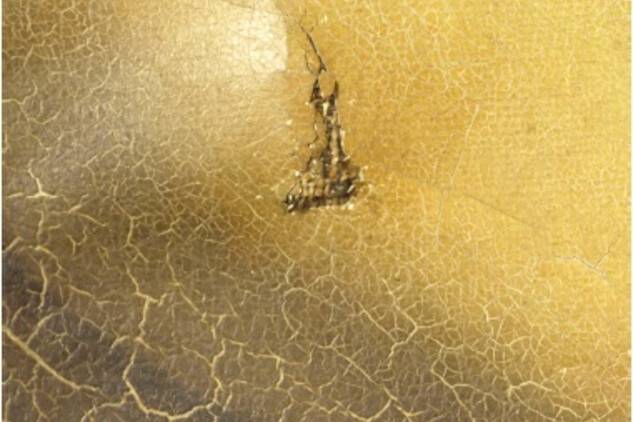 Stav před restaurováním - perforace na stehně levého Amorka