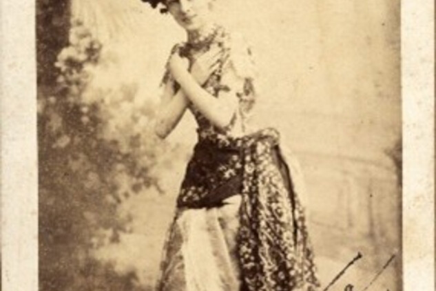 Klementina Metternichová v divadelním kostýmu jako herečka, 1890, NPÚ, ÚPS v Kroměříži, Mobiliární fond SZ Lysice, inv. č. LS14839.