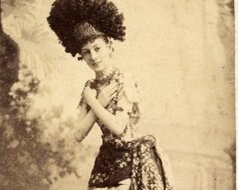 Klementina Metternichová v divadelním kostýmu jako herečka, 1890, NPÚ, ÚPS v Kroměříži, Mobiliární fond SZ Lysice, inv. č. LS14839.