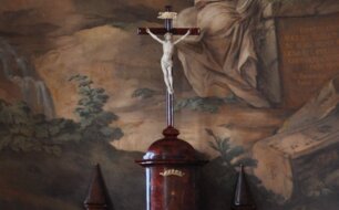 Pohled do kaple sv. Bernarda v plaském klášteře s předpokládaným umístěním želvovinového oltáře. Andrea STECKEROVÁ, Štěpán VÁCHA (ed.), Vznešenost & zbožnost: barokní umění na Plzeňsku a v západních Čechách. Lomnice nad Popelkou, 2015, s. 272.