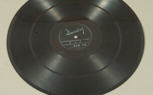 Decelithová deska s historickou nahrávkou plaských zvonů z roku 1940, NPÚ, ÚPS v Českých Budějovicích, Mobiliární fond kláštera Plasy, inv. č. PY 1644.