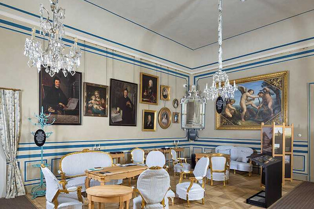 2. Pohled do instalace, Zámek Metternichů, salon s použitím kopií ochranných obalů sedacího nábytku, fotoarchiv NPÚ, foto: Michal Mráz